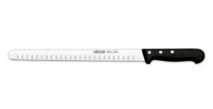 cuchillo slamonero con hoja alveolada verticalmente de la marca Arcos