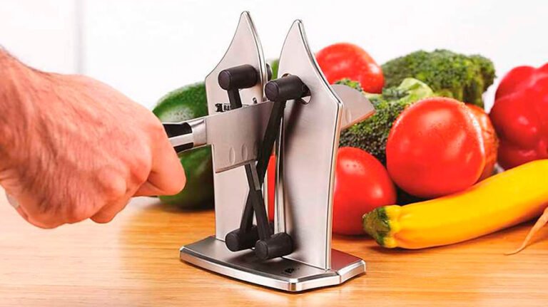 Cuchillo Santoku siendo afilado por un afilador multiusos