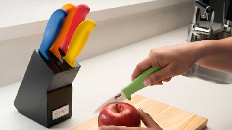 Cuchillos de cerámica de colores cortando una manzana