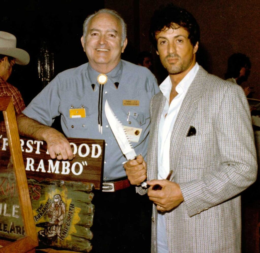 Jimmy Lile and Silverster Stallone con el cuchillo de Rambo First Blood