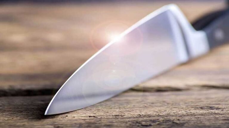 Cuchillo con el filo brillante hacia arriba