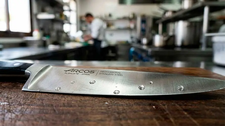 Cuchillo de cocina ARCOS sobre una tabla de cortar