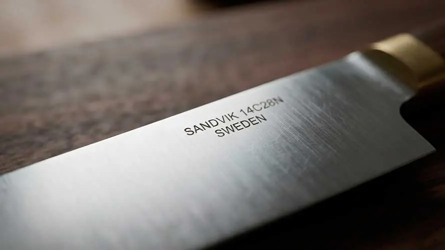 Filo de cuchillo creado con acero 14C28N