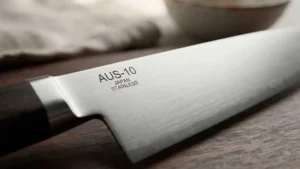 Filo de cuchillo con la marca del acero AUS-10