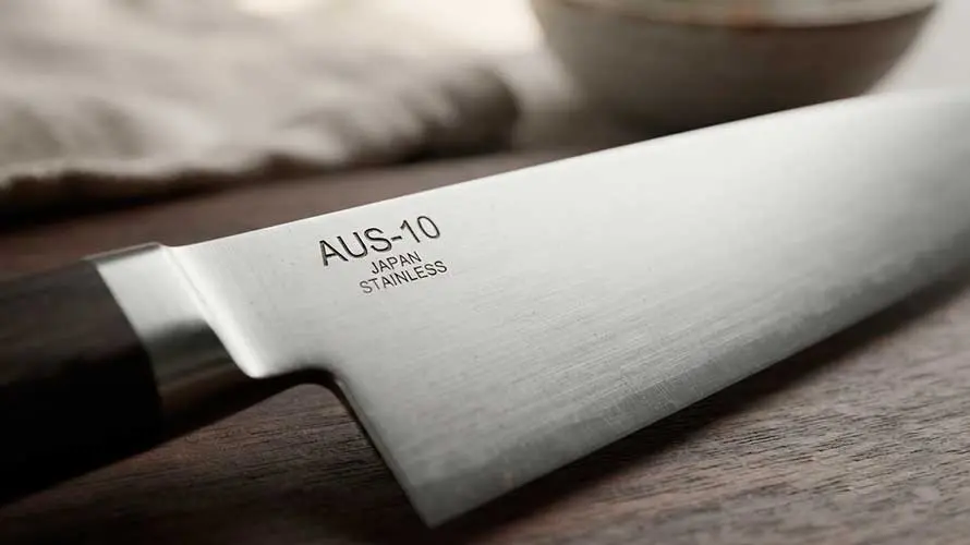 Filo de cuchillo con la marca del acero AUS-10
