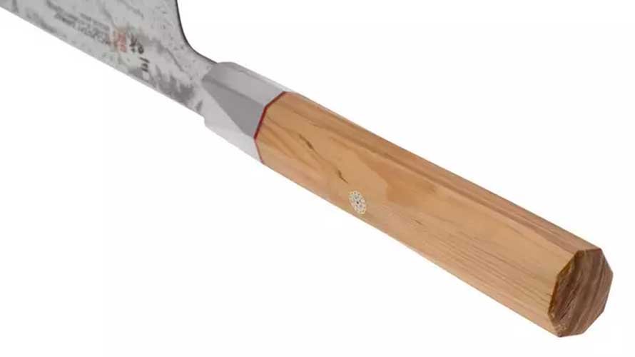 Imagen de un mango japonés (wa handle) en un cuchillo santoku