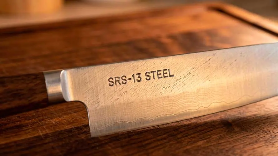 Cuchillo de acero SRS-13 sobre una tabla de corte