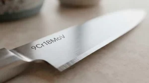Cuchillo de acero 9Cr18MoV sobre una tabla de corte de madera