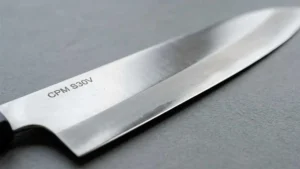 Cuchillo de acero CPM S30V sobre una superficie de color claro