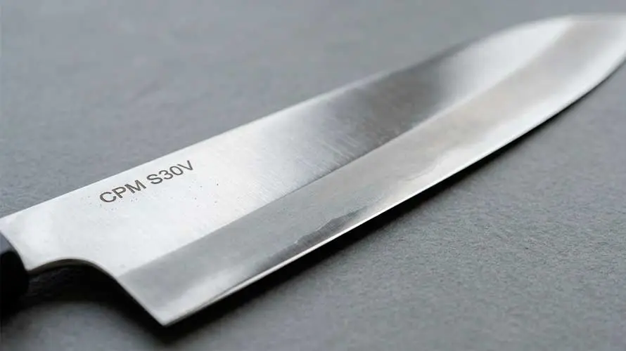 Cuchillo de acero CPM S30V sobre una superficie de color claro