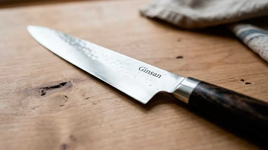 Cuchillo de acero Ginsan sobre mesa de madera