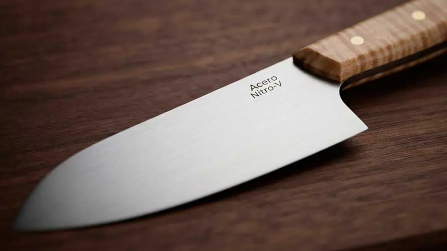 Cuchillo con el filo marcado por el acero Nitro-V