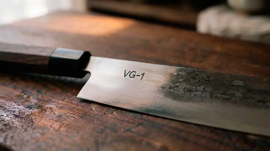 Cuchillo de acero VG-1 sobre una tabla de corte de madera