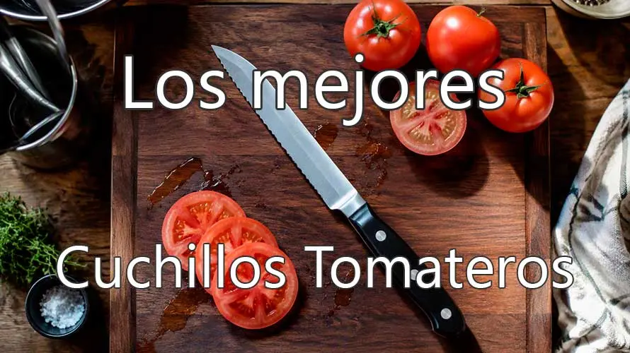 Cuchillo tomatero sobre una tabla de corte de madera decorada con tomates