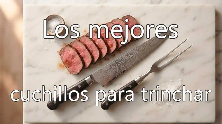 Cuchillo y tenedor para trinchar sobre una encimera de mármol blanca