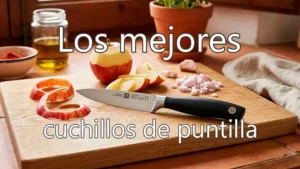 Cuchillo de puntilla sobre una tabla de corte de madera en una cocina hogareña