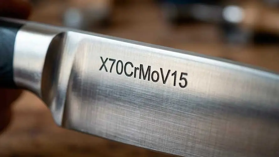 Cuchillo de acero x70crmov15 sobre una tabla de madera