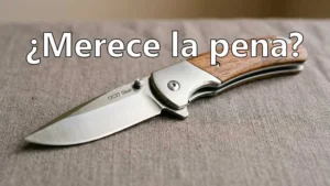 Navaja de acero 12C27 sobre una tela color claro