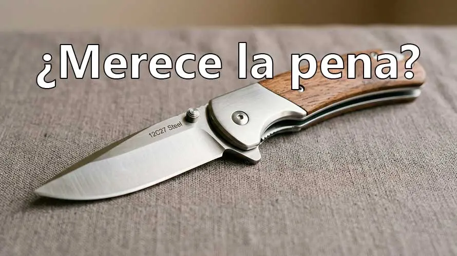 Navaja de acero 12C27 sobre una tela color claro