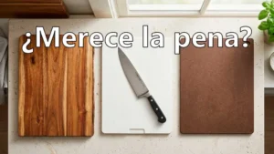 Tres tablas de corte en una cocina con luz natural